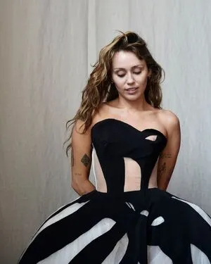 Miley Cyrus OnlyFans Leaked Free Thumbnail Picture - #IBeEl1k7Ci
