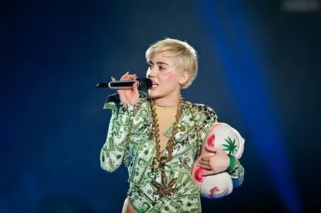 Miley Cyrus OnlyFans Leaked Free Thumbnail Picture - #K0EpVaDsc0