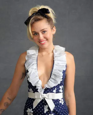 Miley Cyrus OnlyFans Leaked Free Thumbnail Picture - #MYSSZbKLeU