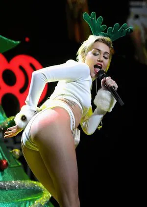 Miley Cyrus OnlyFans Leaked Free Thumbnail Picture - #OPYZLdjseG