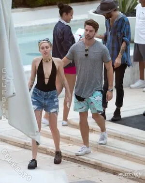 Miley Cyrus OnlyFans Leaked Free Thumbnail Picture - #P5KYVN0SUg