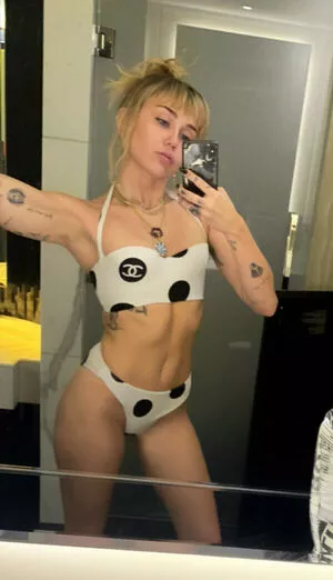 Miley Cyrus OnlyFans Leaked Free Thumbnail Picture - #PZXLYRP2le