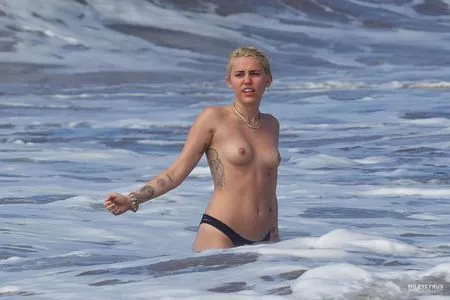 Miley Cyrus OnlyFans Leaked Free Thumbnail Picture - #SGabE8309u