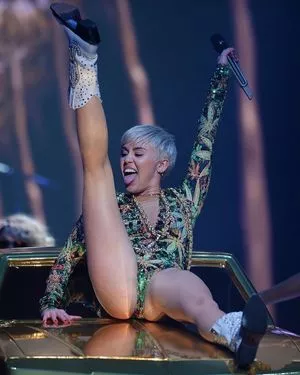 Miley Cyrus OnlyFans Leaked Free Thumbnail Picture - #TBFKAEQfDg