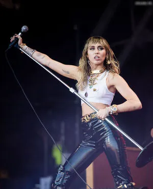 Miley Cyrus OnlyFans Leaked Free Thumbnail Picture - #Uogj2gVeIt