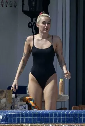 Miley Cyrus OnlyFans Leaked Free Thumbnail Picture - #X2RnOVsBed