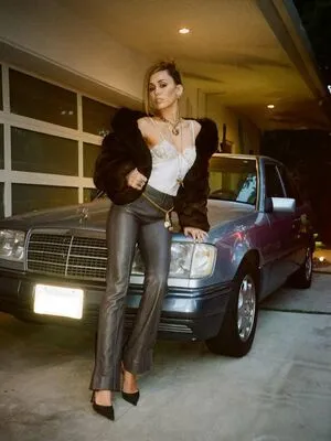 Miley Cyrus OnlyFans Leaked Free Thumbnail Picture - #XajkiyGofr