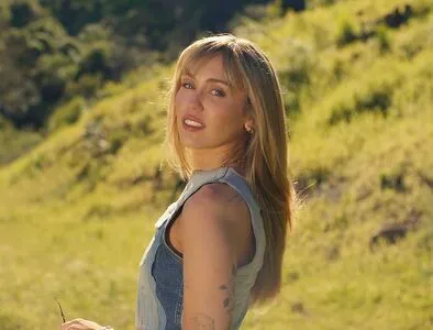 Miley Cyrus OnlyFans Leaked Free Thumbnail Picture - #Xf0osTGUzl
