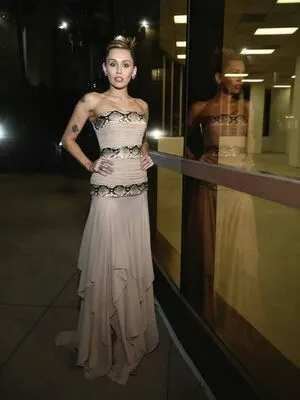 Miley Cyrus OnlyFans Leaked Free Thumbnail Picture - #Y14dXIpxE5