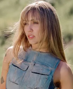 Miley Cyrus OnlyFans Leaked Free Thumbnail Picture - #YvyQzaWMoB