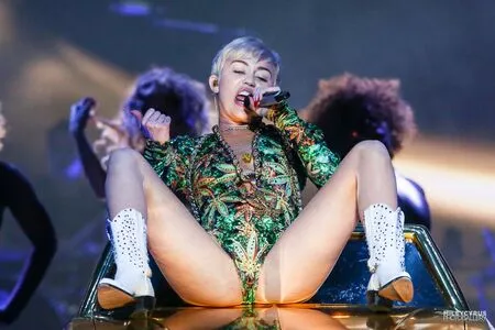 Miley Cyrus OnlyFans Leaked Free Thumbnail Picture - #ZbEBDingKe