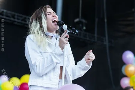 Miley Cyrus OnlyFans Leaked Free Thumbnail Picture - #amqAyoYsEr