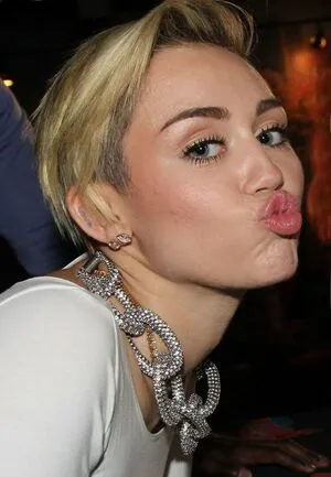 Miley Cyrus OnlyFans Leaked Free Thumbnail Picture - #b2jiQTlAMo