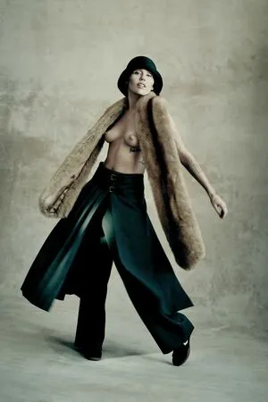 Miley Cyrus OnlyFans Leaked Free Thumbnail Picture - #biAllGiFSM