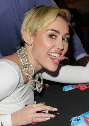 Miley Cyrus OnlyFans Leaked Free Thumbnail Picture - #mh1ciJB5x7