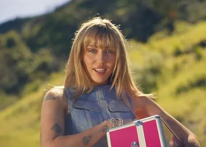 Miley Cyrus OnlyFans Leaked Free Thumbnail Picture - #movPTKZnVq