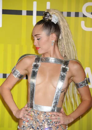 Miley Cyrus OnlyFans Leaked Free Thumbnail Picture - #msTTzpTNel