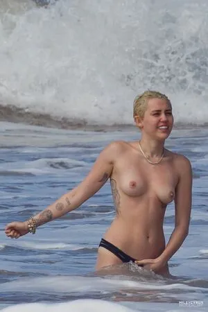 Miley Cyrus OnlyFans Leaked Free Thumbnail Picture - #oWP5Rwverd