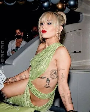 Miley Cyrus OnlyFans Leaked Free Thumbnail Picture - #ryD1GtfxIK