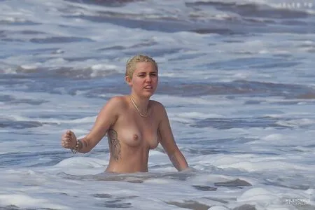 Miley Cyrus OnlyFans Leaked Free Thumbnail Picture - #s4C2OPhTlc