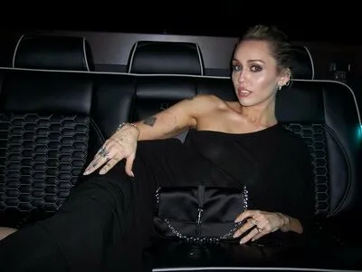 Miley Cyrus OnlyFans Leaked Free Thumbnail Picture - #vzUYrCgqIR
