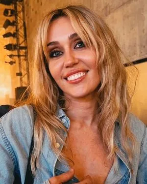 Miley Cyrus OnlyFans Leaked Free Thumbnail Picture - #x3Y8sEmk24