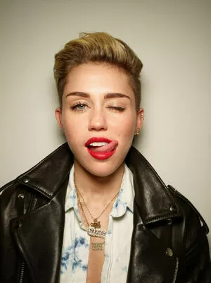 Miley Cyrus OnlyFans Leaked Free Thumbnail Picture - #yNybhd38w8