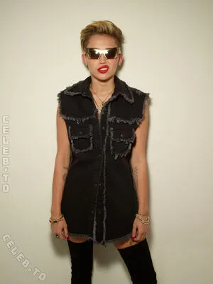 Miley Cyrus OnlyFans Leaked Free Thumbnail Picture - #z1wJFyckj1