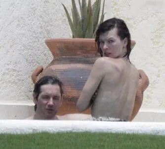 Milla Jovovich Thumbnail Picture