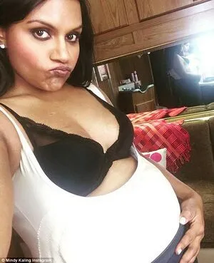 Mindy Kaling OnlyFans Leaked Free Thumbnail Picture - #feienIal52