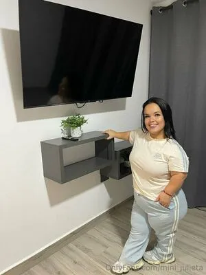 Mini Julieta OnlyFans Leaked Free Thumbnail Picture - #1Vk6031so1