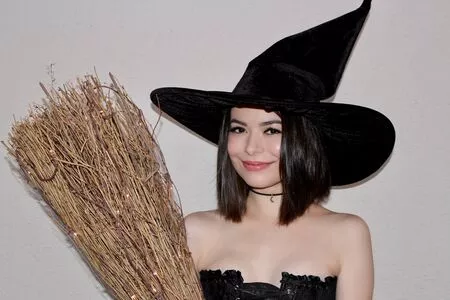 Miranda Cosgrove OnlyFans Leaked Free Thumbnail Picture - #BJ15WkAQTs