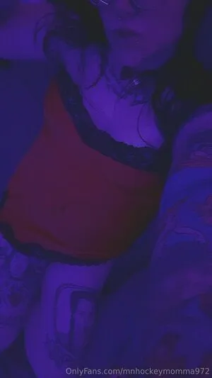 Mnhockeymomma972 OnlyFans Leaked Free Thumbnail Picture - #3lI9dikdUy