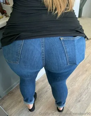 Mom Nextdoor90 OnlyFans Leaked Free Thumbnail Picture - #J2U8db8xt5