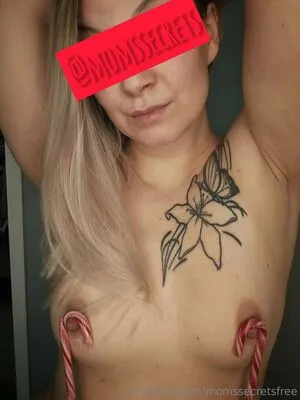 Momssecretsfree OnlyFans Leaked Free Thumbnail Picture - #UpShCtR1Mg