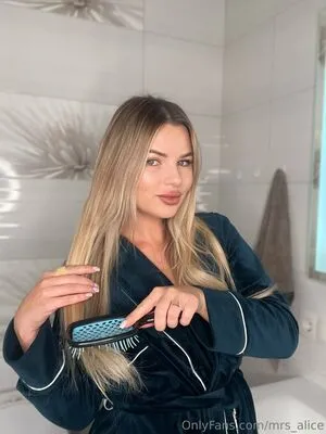 Mrs Alice OnlyFans Leaked Free Thumbnail Picture - #akpew0n6Os