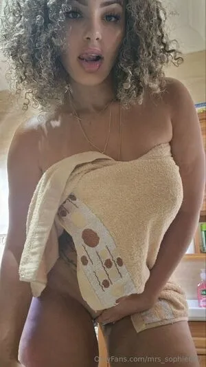 Mrs Sophie667 OnlyFans Leaked Free Thumbnail Picture - #JyHYNmxja0