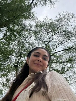 Mrunal Thakur OnlyFans Leaked Free Thumbnail Picture - #4Vh5fi6iB5