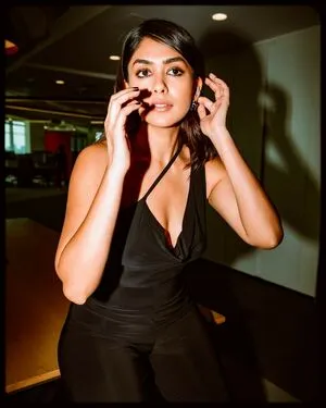 Mrunal Thakur OnlyFans Leaked Free Thumbnail Picture - #7O7lQgJiky
