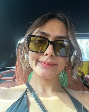 Mrunal Thakur OnlyFans Leaked Free Thumbnail Picture - #AVZb4iKFFL