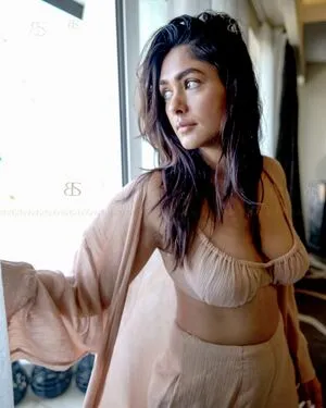 Mrunal Thakur OnlyFans Leaked Free Thumbnail Picture - #AunXidnEMT