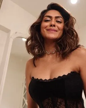 Mrunal Thakur OnlyFans Leaked Free Thumbnail Picture - #SMm7cB7eky