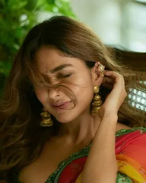 Mrunal Thakur OnlyFans Leaked Free Thumbnail Picture - #opgUSpTAtm