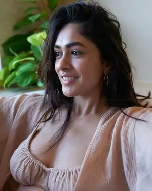 Mrunal Thakur OnlyFans Leaked Free Thumbnail Picture - #u3nBLBu0al