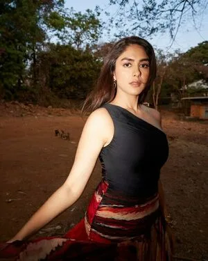 Mrunal Thakur OnlyFans Leaked Free Thumbnail Picture - #xMkSxifYBn