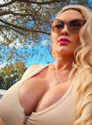 Nicole Coco Austin Thumbnail Picture