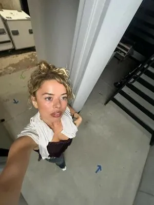 Nilufer Yanya OnlyFans Leaked Free Thumbnail Picture - #dnAjrbb52F