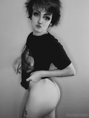 Nonbinate OnlyFans Leaked Free Thumbnail Picture - #4H7HHUDIN4