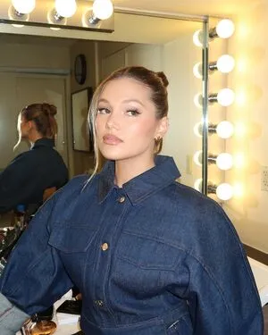 Olivia Holt OnlyFans Leaked Free Thumbnail Picture - #MoVszTSkG8