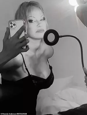 Pamela Anderson OnlyFans Leaked Free Thumbnail Picture - #DwheuIdCIt